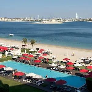 Spacious Beachfront 2 Bedroom - The 8 شقة